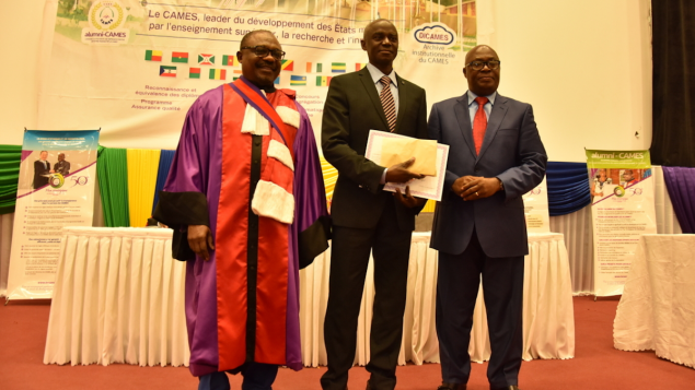 The winner received his prize from Jean De Dieu Moukagni-Iwangou, Minister of State for Higher Education and Scientific Research of Gabon (right), and Bertand Mbatchi, Secretary General of CAMES (left)